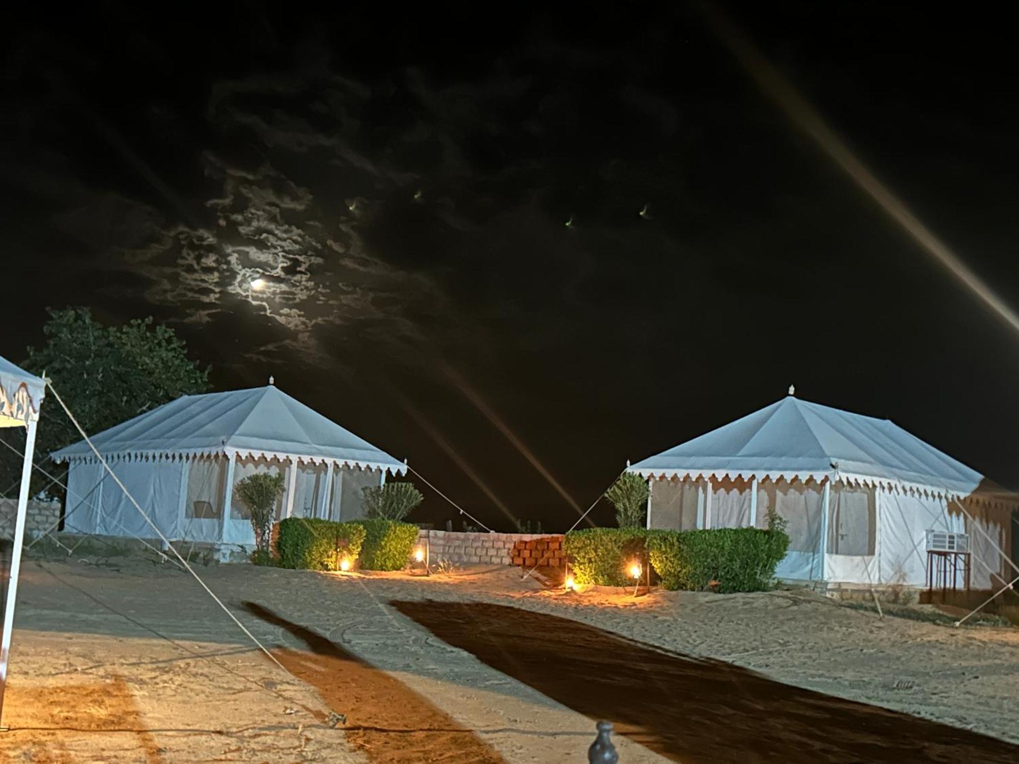 Sunny Desert Camp Kūri Buitenkant foto